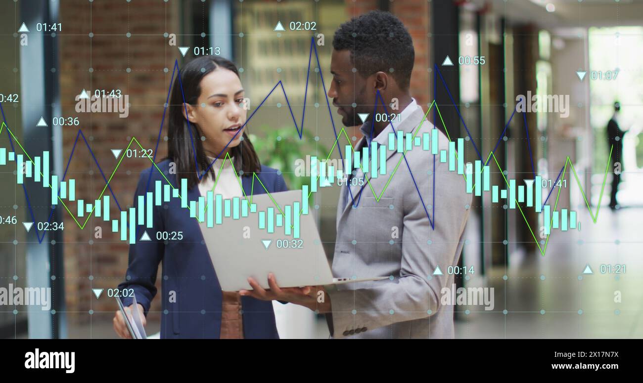 Immagine di più grafici con numeri variabili, colleghi diversi che discutono di report su notebook Foto Stock