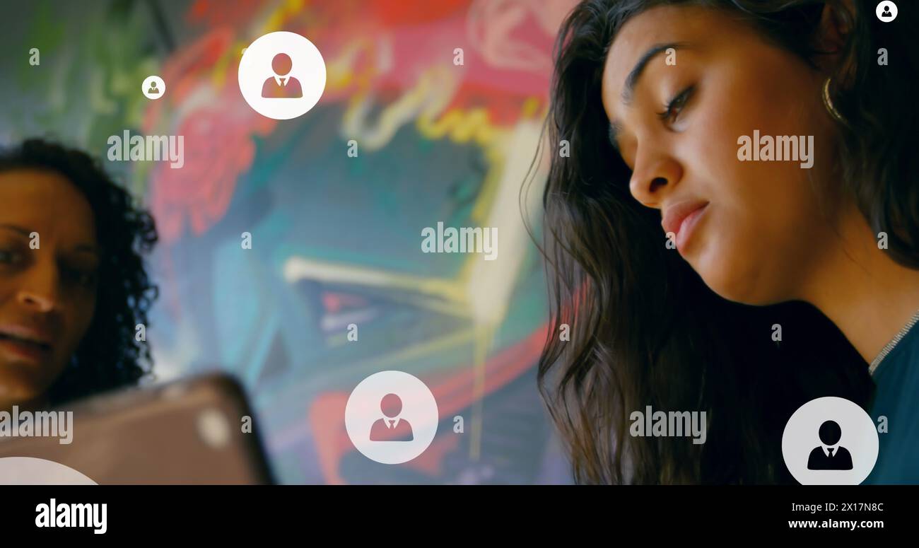 Immagine di icone digitali con elaborazione dei dati su una donna d'affari caucasica in ufficio. Concetto globale di business, finanza, informatica ed elaborazione dei dati d Foto Stock