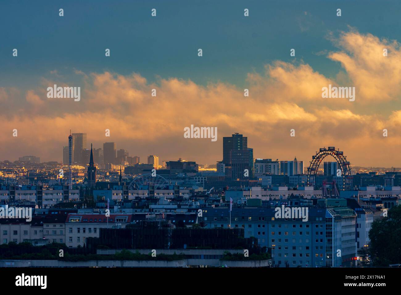 Grattacieli a Wienerberg e alla Torre della città di Vienna, ruota panoramica a Prater Vienna 00. Panoramica Wien Austria Foto Stock
