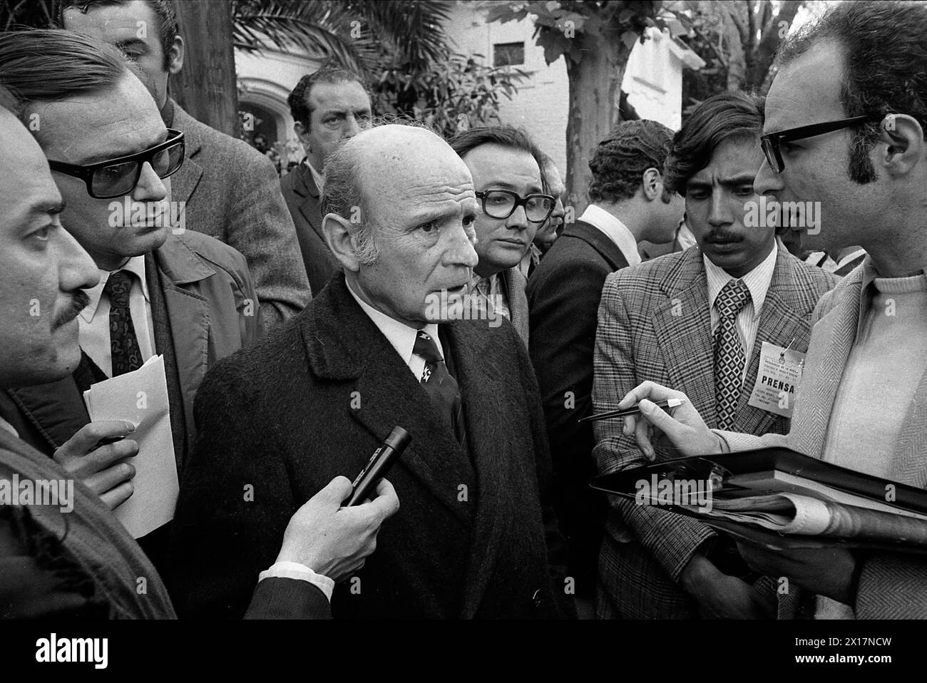 Il politico argentino Vicente Solano Lima arriva alla residenza di Juan Peron dopo la sua nomina per il biglietto della Vicepresidenza nelle prossime elezioni generali del marzo 1973, Buenos Aires, 1972. Foto Stock