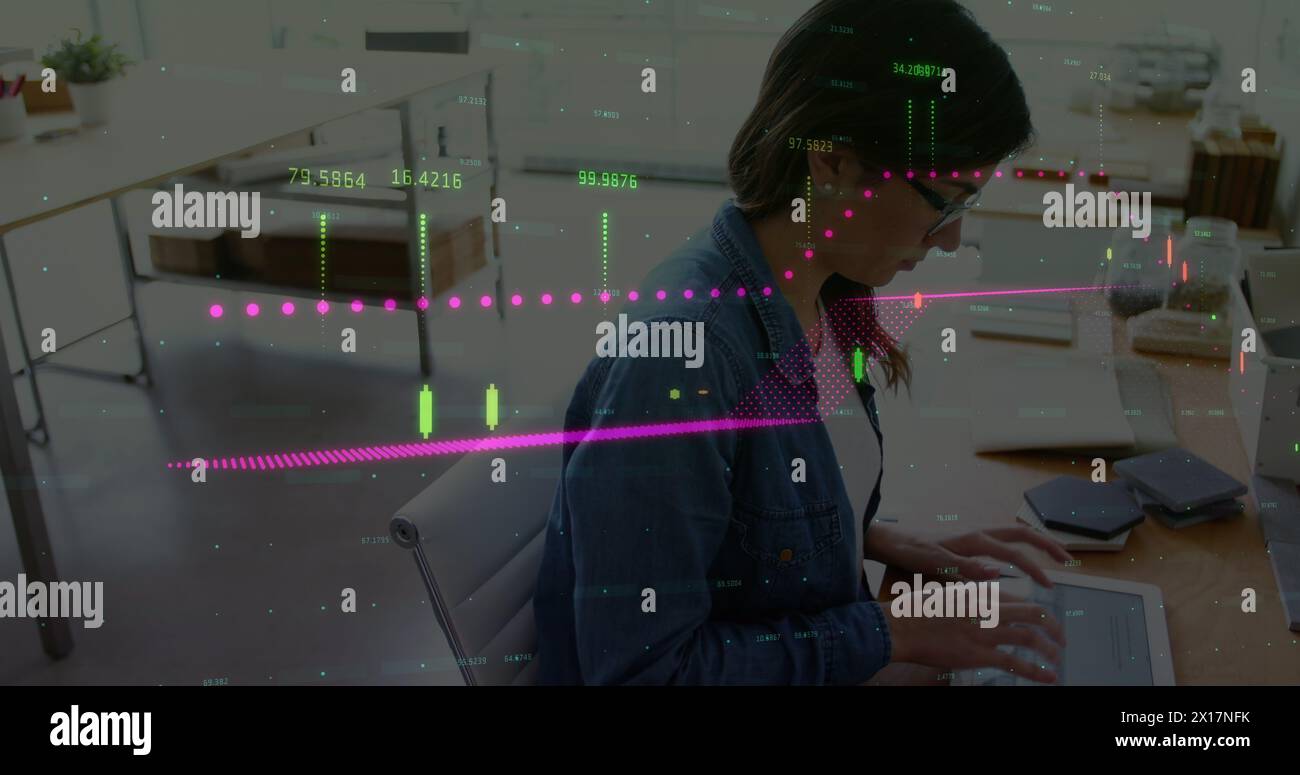 Immagine dell'elaborazione di dati finanziari su donne d'affari caucasiche Foto Stock