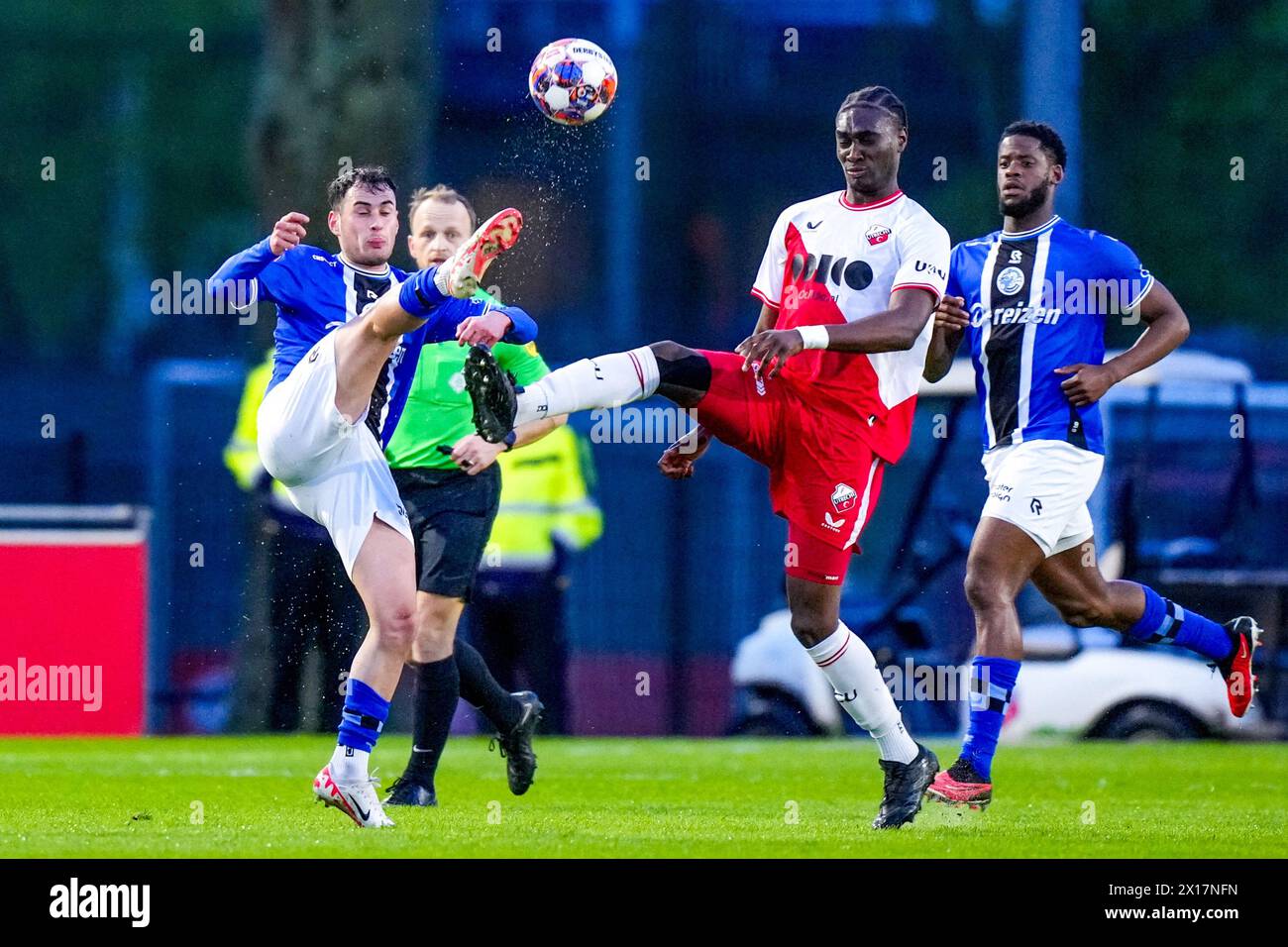 Utrecht, Paesi Bassi. 15 aprile 2024. UTRECHT, 15-04-2024, Sportcomplex Zoudenbalch, stagione 2023/2024, olandese Keuken Kampioen Divisie. Partita tra Jong Utrecht e Den Bosch. Shalva Ogbaidze giocatore FC Den Bosch e Gibson Yah giocatore Jong Utrecht credito: Pro Shots/Alamy Live News Foto Stock