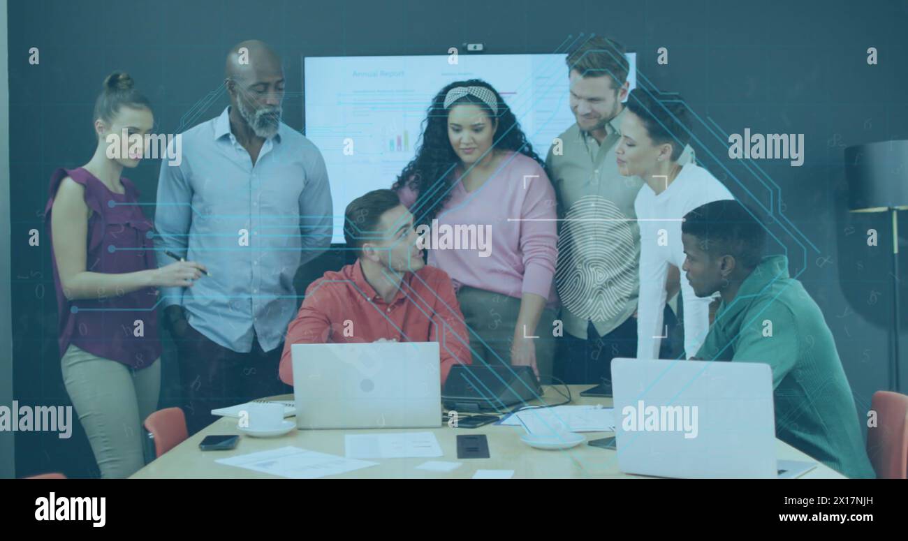 Immagine dello schermo digitale con dati su diversi colleghi in ufficio Foto Stock