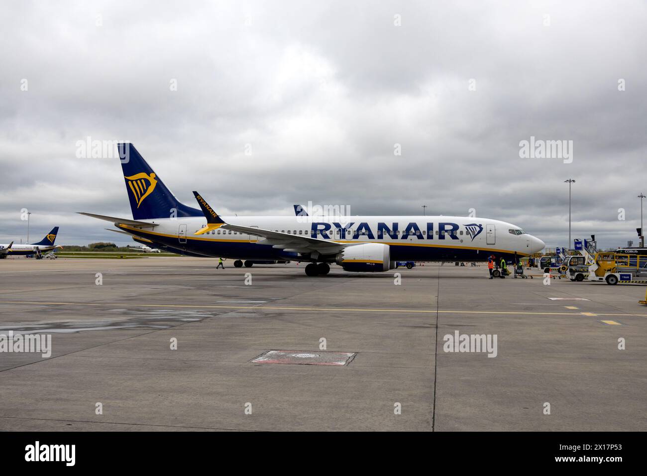 Aeromobili Ryanair pronti per la partenza all'aeroporto di Stansted. Foto Stock