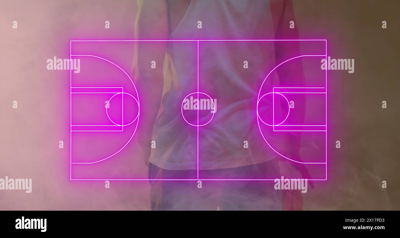 Immagine di un campo da basket rosa e fumo su un giocatore di basket afroamericano maschile con palla Foto Stock