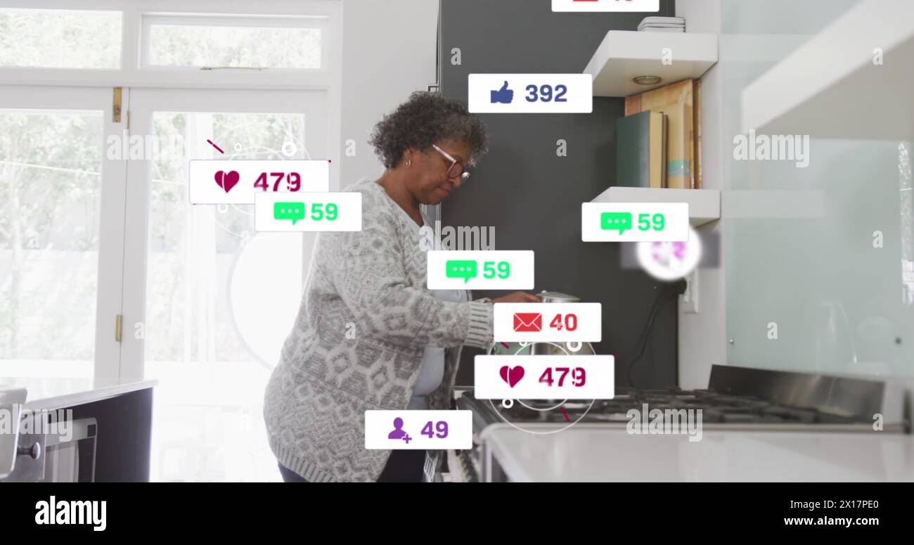 Immagine del testo dei social media e delle icone su una donna afroamericana anziana a casa Foto Stock