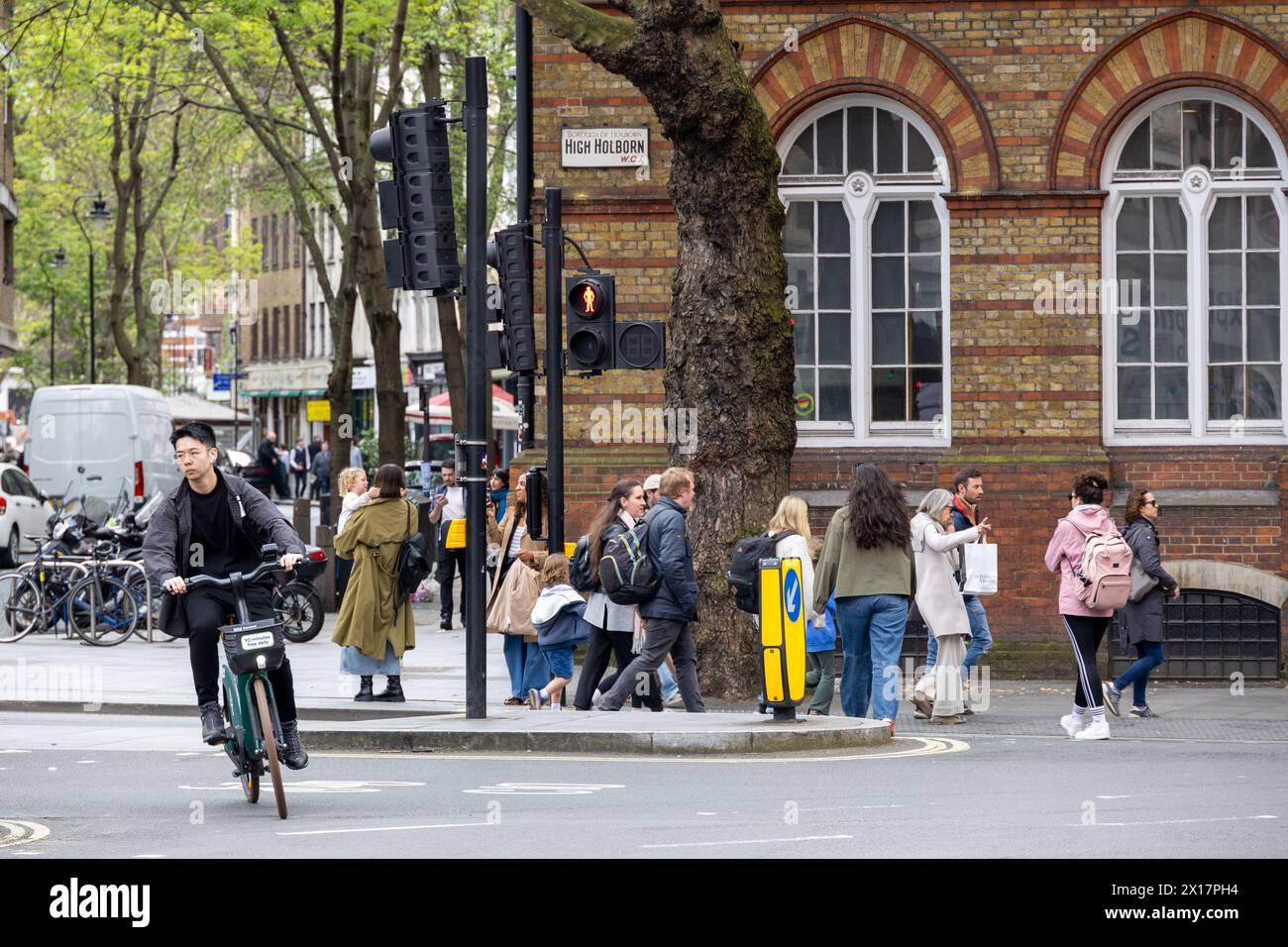 La vivace vita di strada di Soho con ciclisti e pedoni, Londra. Foto Stock