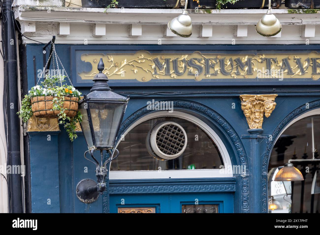 Taverna vintage a Soho, nel centro di Londra, con classica facciata blu e scritta oro. Foto Stock