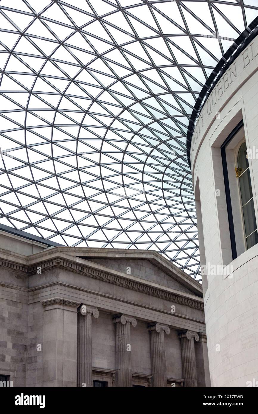 Dettaglio architettonico del tetto di vetro del British Museum a Londra Foto Stock