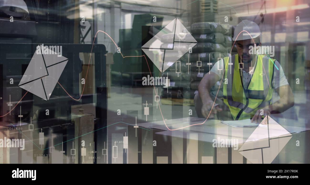 Immagine dell'elaborazione dei dati finanziari con icone delle buste sul lavoratore maschile caucasico in magazzino Foto Stock