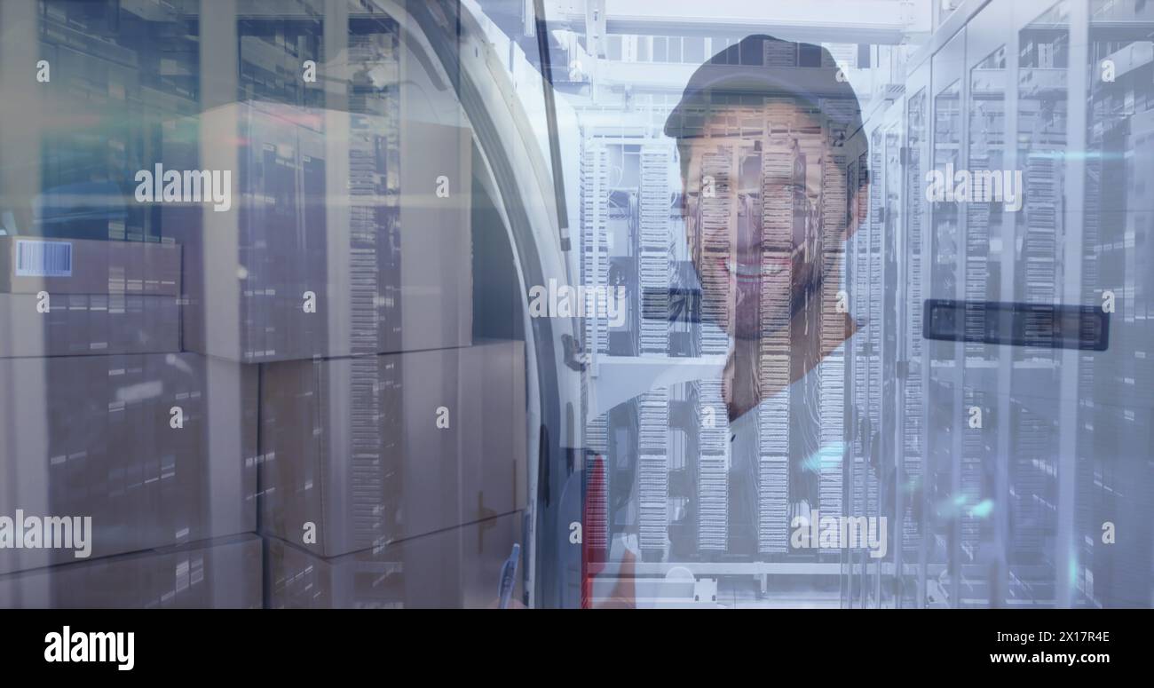 Immagine di mani che lavorano su un edificio moderno rispetto all'elaborazione dei dati Foto Stock