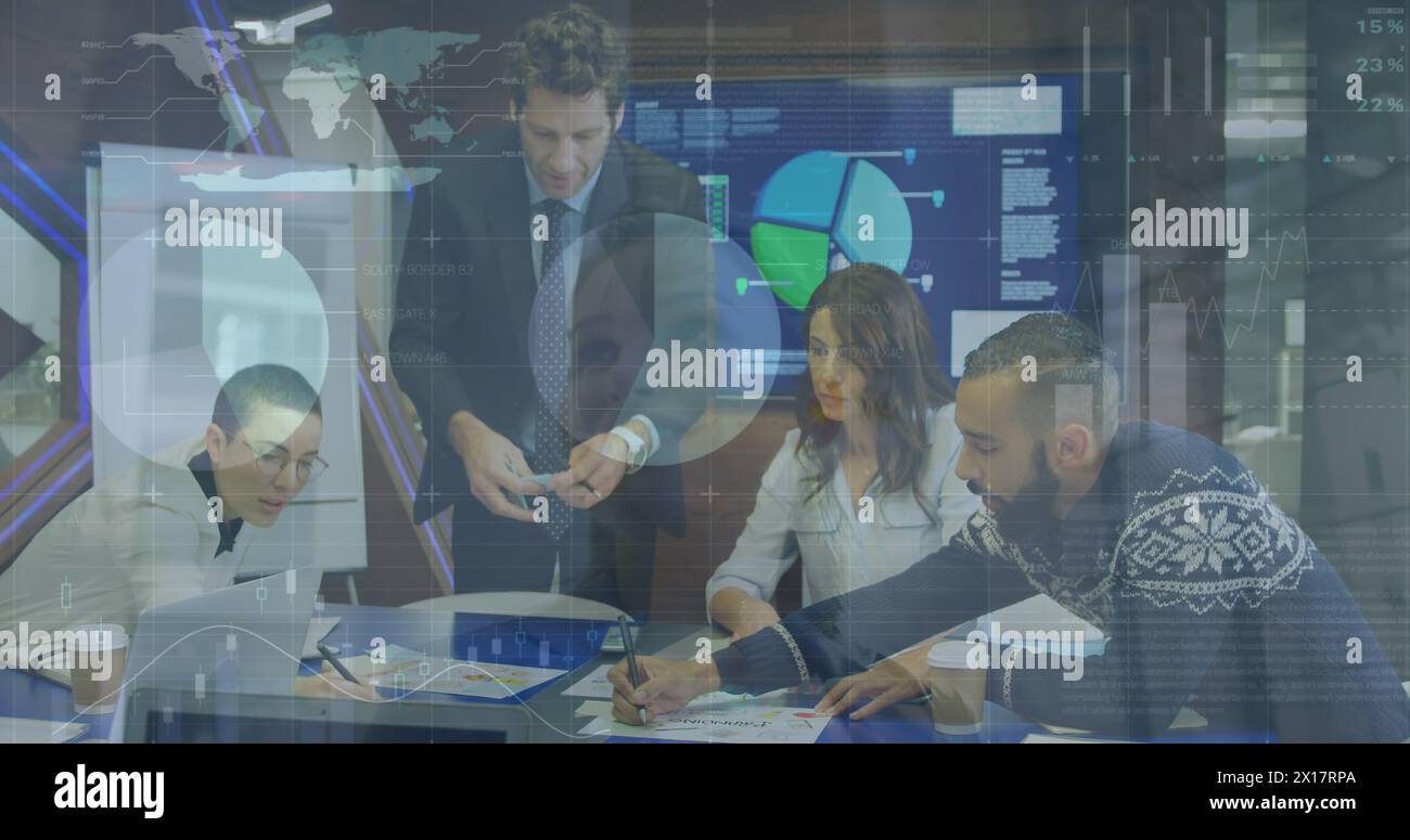 Immagine dell'elaborazione dei dati finanziari su persone aziendali in ufficio Foto Stock