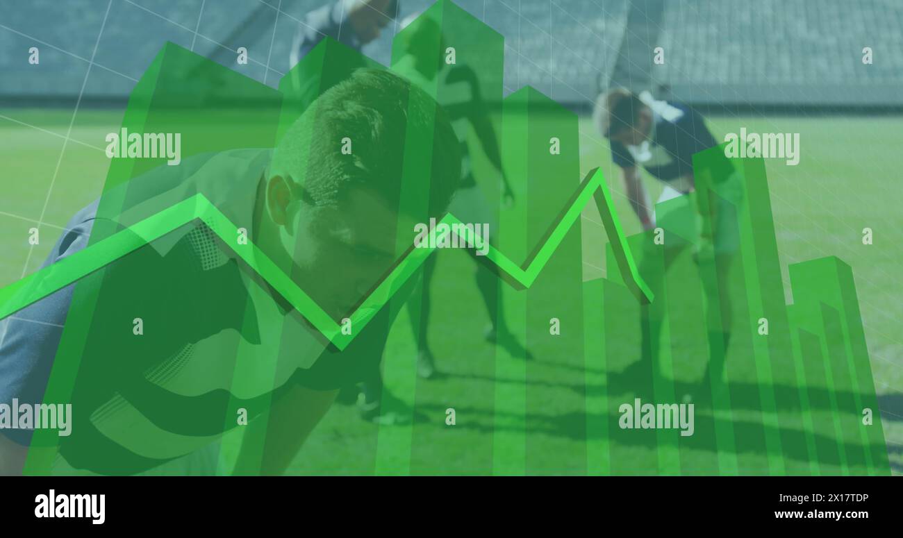 Immagine di un grafico verde che si forma con una griglia su una squadra di rugby multietnica in piedi su una digita di campo Foto Stock