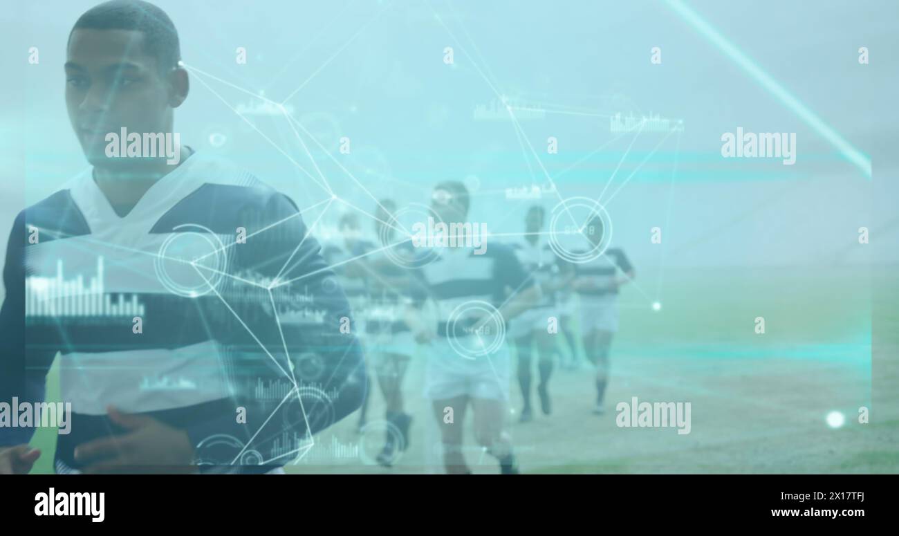 Immagine dell'elaborazione dei dati, immagini che scorrono su una squadra di rugby multietnica che corre da un campo digitale Foto Stock