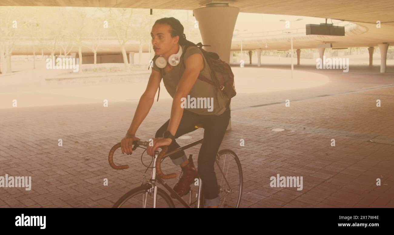 Immagine dell'uomo birazziale che va in bicicletta in città Foto Stock