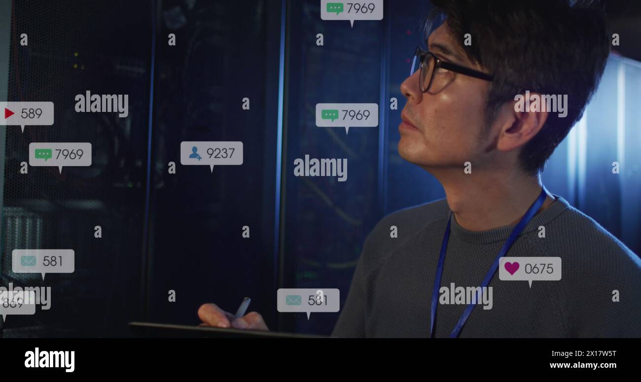 Immagine delle barre di notifica, ingegnere asiatico che controlla il sistema del server dati e scrive nel blocco note Foto Stock