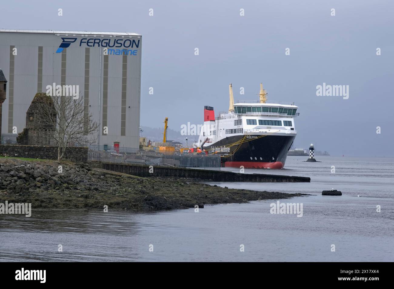 Il nuovo traghetto CalMac Glen Rosa si trova a galla in attesa dell'allestimento presso Ferguson Marine Ltd, cantiere navale, Port Glasgow, Inverclyde, Scozia, Regno Unito Foto Stock