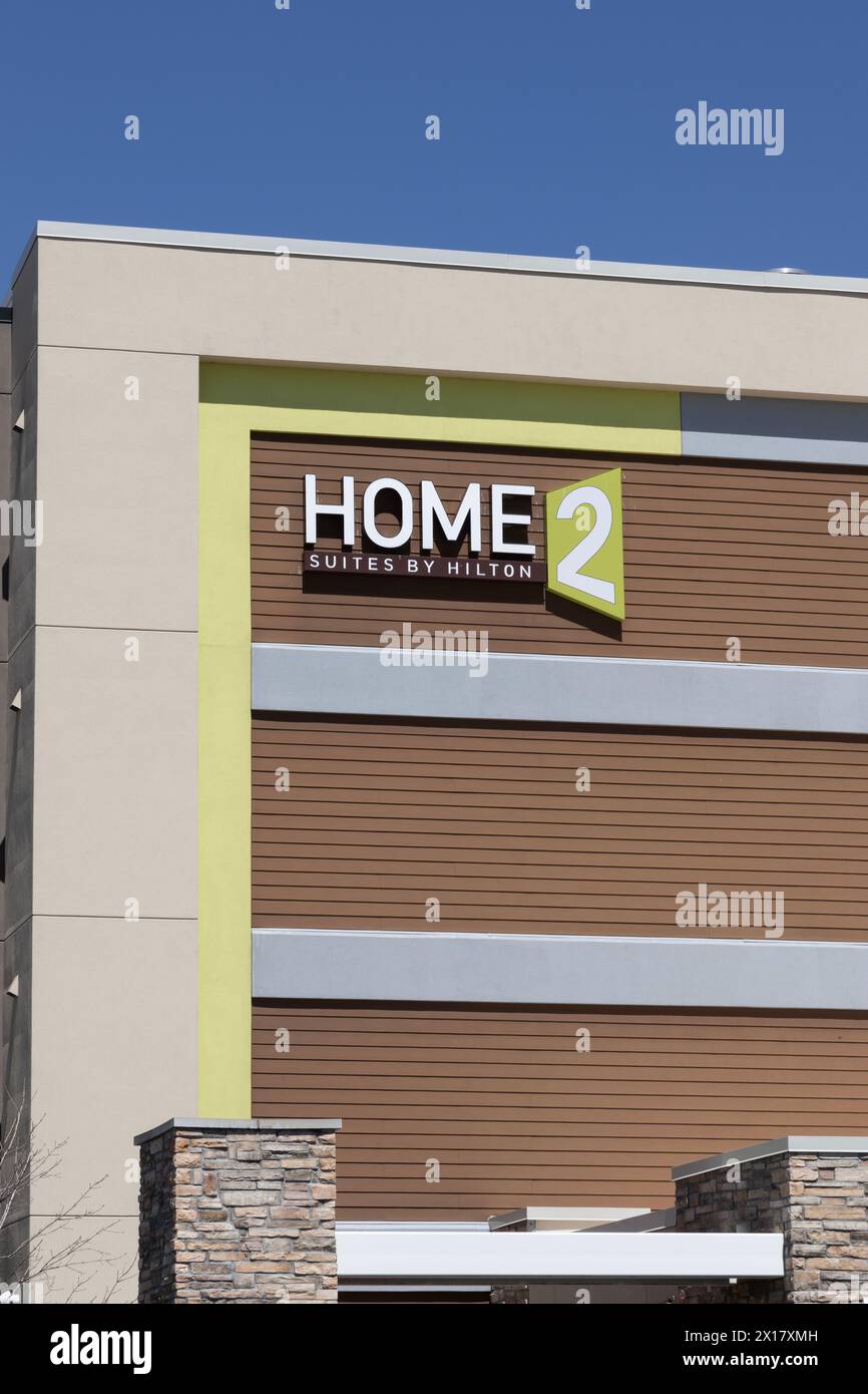 Indianapolis - 13 aprile 2024: Home2 Suites by Hilton. Home2 Suites fa parte della famiglia Hilton Worldwide di hotel, resort e alloggi. Foto Stock