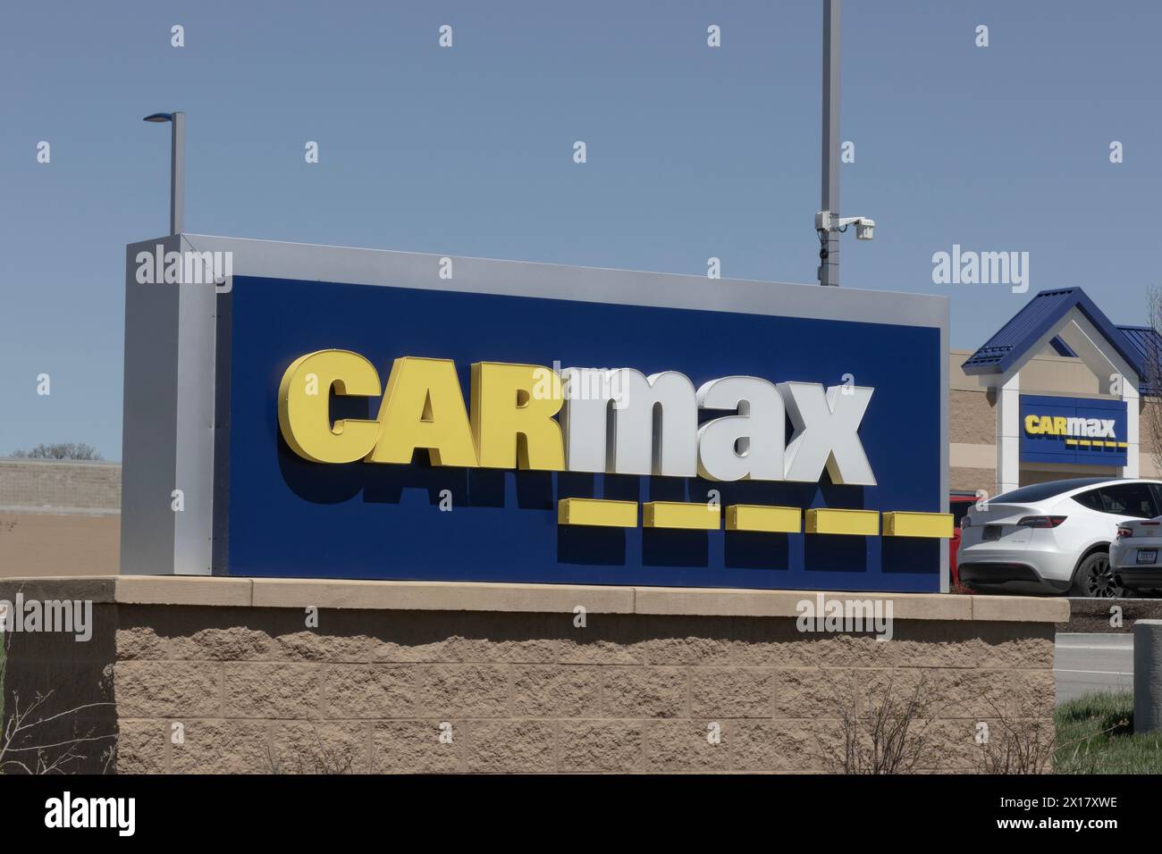 Indianapolis - 13 aprile 2024: Concessionaria CarMax Auto. CarMax è il più grande rivenditore di auto usate e usate negli Stati Uniti. Foto Stock
