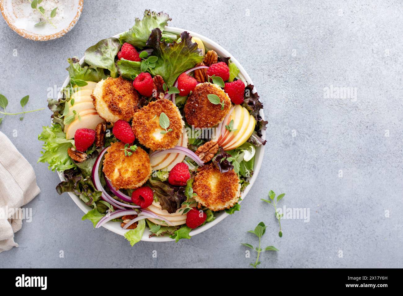 Insalata di formaggio di capra fritta con lamponi e cipolla rossa e insalata verde Foto Stock