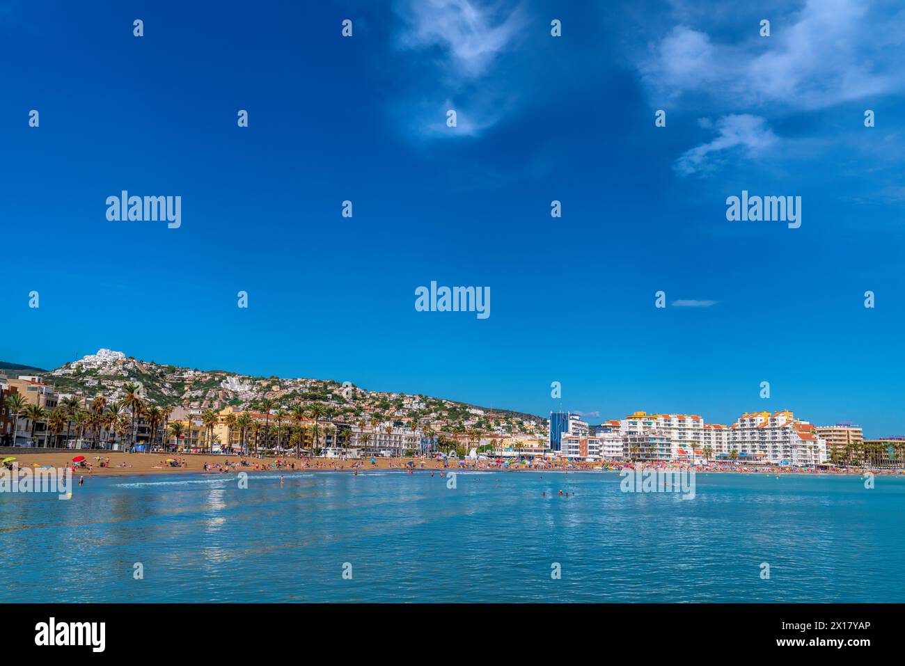 Spiaggia e lungomare con mare blu e sole, città spagnola di Peniscola, Spagna Foto Stock