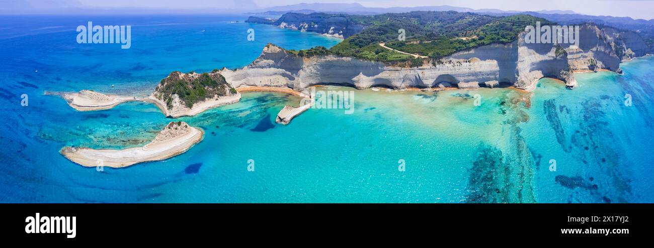 Isole Ionie della Grecia Corfù. Vista aerea panoramica della splendida Cape Drastis, paesaggio naturale con rocce bianche e acque turchesi, a nord Foto Stock