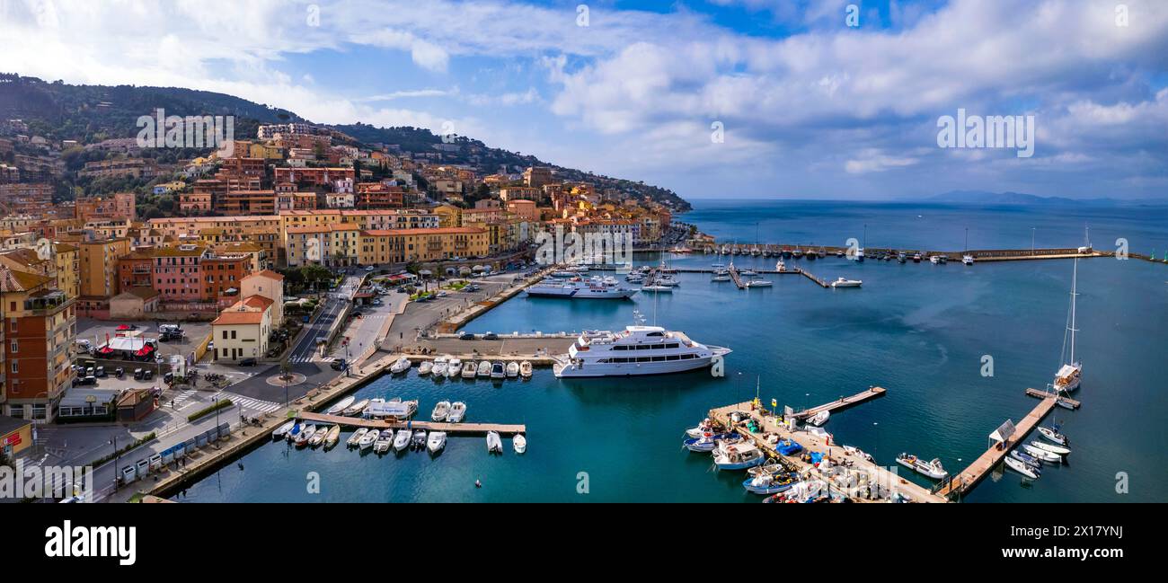 Italia , Toscana meta estiva- bellissima città costiera Porto Santo Stefano , provincia di Grosseto. Vista panoramica aerea con droni Foto Stock
