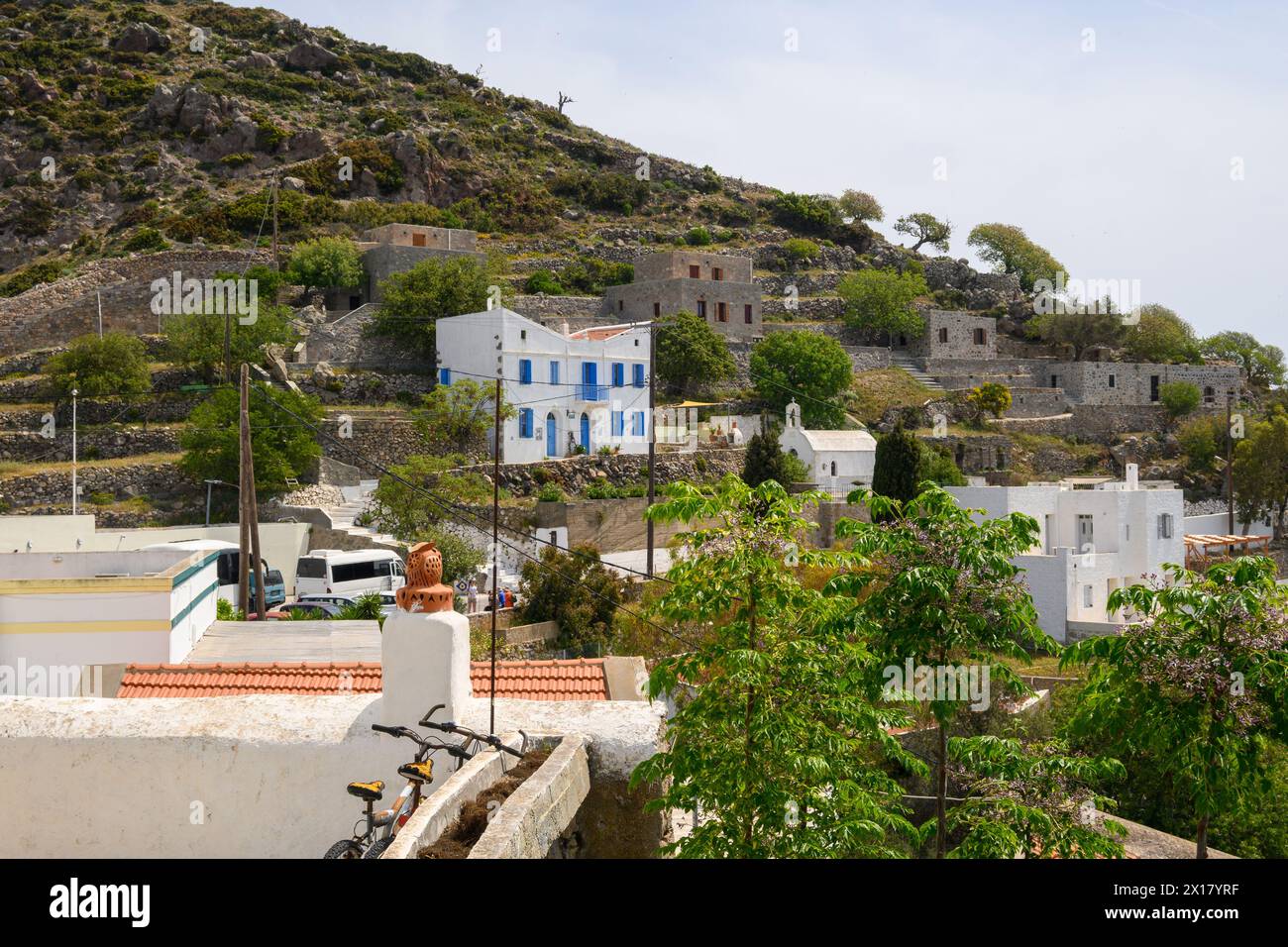 Nisyros, Grecia - 10 maggio 2023: Villaggio greco di Nikia. Isola di Nisyros, Grecia Foto Stock