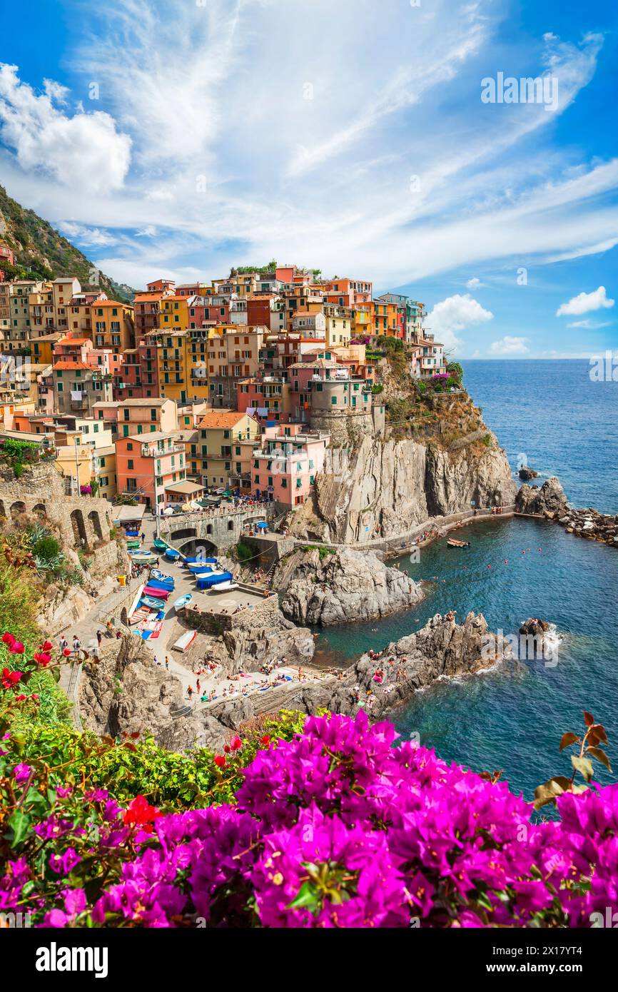 Viaggi in Italia e luoghi di interesse. . Colorato villaggio di pescatori Manarola, Parco Nazionale delle cinque terre in Liguria, popolare meta turistica. Foto Stock
