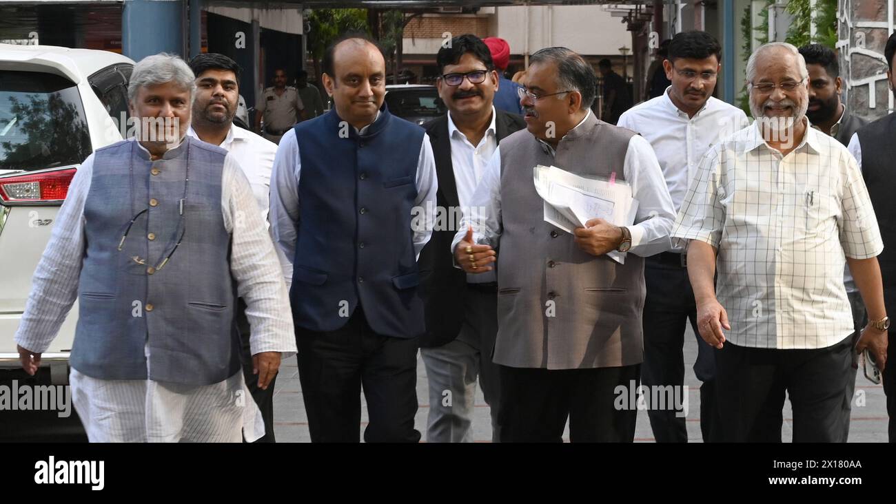 India. 15 aprile 2024. Nuova Delhi, India - 15 aprile 2024: Delegazione del BJP che comprende Tarun Chugh, il dottor Sudhanshu Trivedi & Om Pathak lascia dopo aver incontrato l'ECI a Nirvachan Sadan, il 15 aprile 2024 a nuova Delhi, India. (Foto di Sonu Mehta/Hindustan Times/Sipa USA) credito: SIPA USA/Alamy Live News Foto Stock