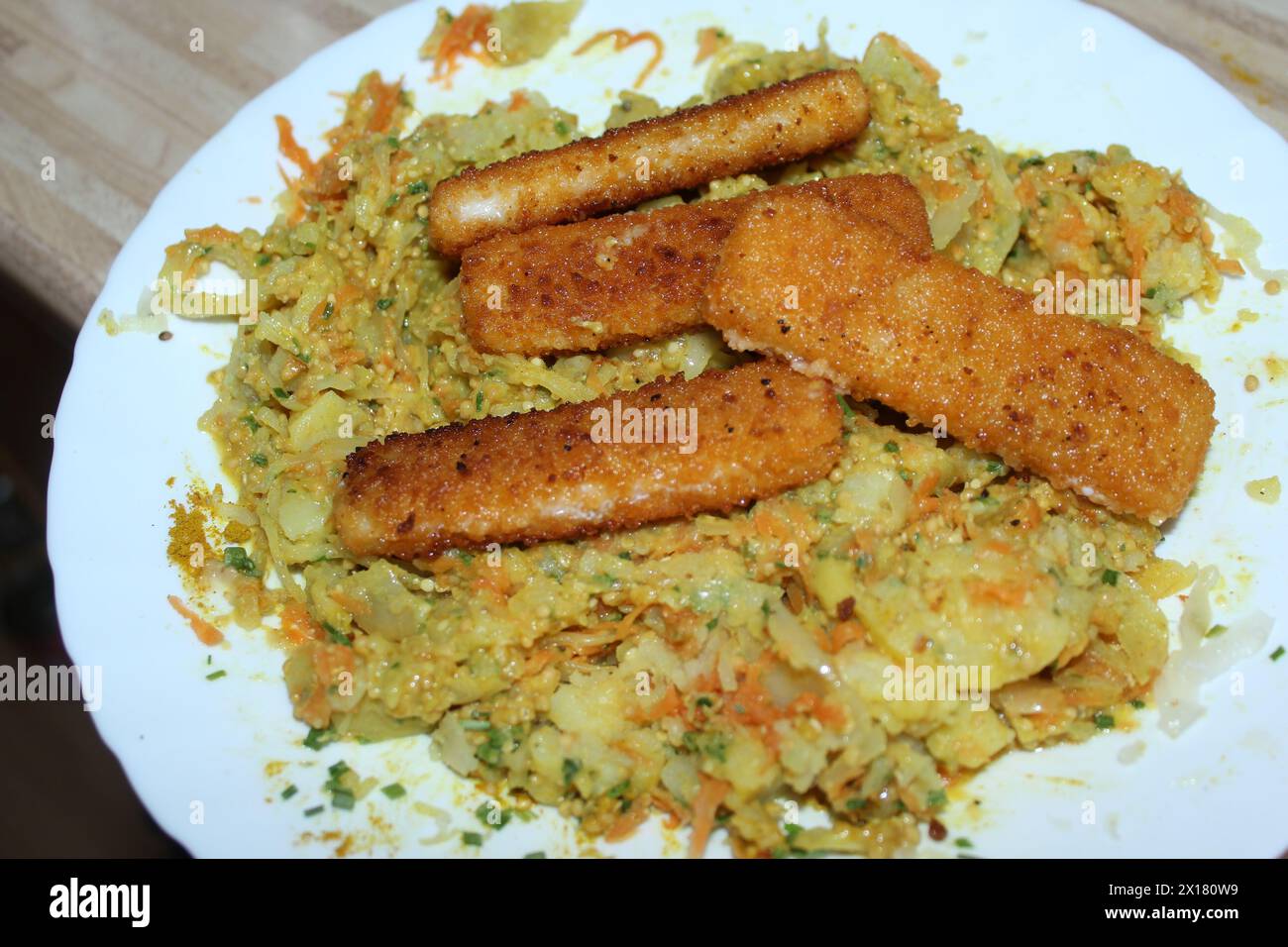 Mittagesse, Kartoffeln, Gemüse e Fischstäbchen Foto Stock
