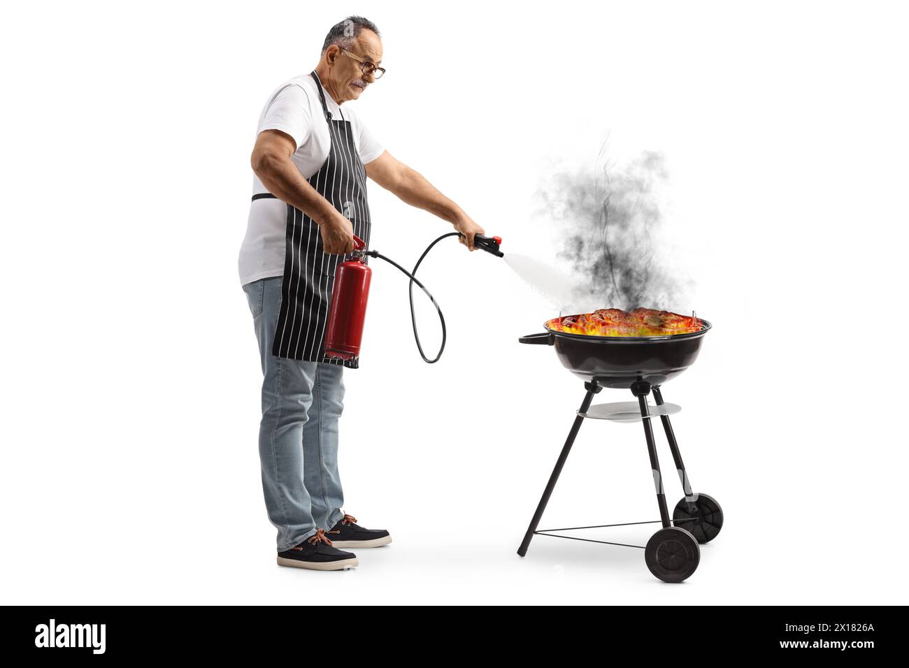 Uomo che spegne il barbecue fuoco isolato su sfondo bianco Foto Stock