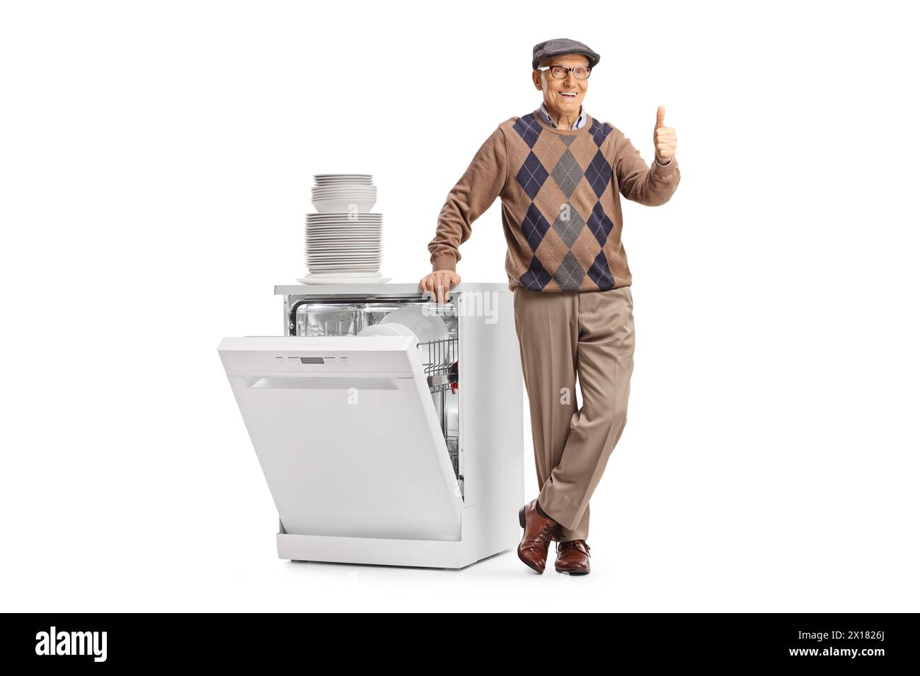 Uomo anziano con una lavastoviglie e una pila di piatti bianchi puliti che gestiscono i pollici isolato su sfondo bianco Foto Stock