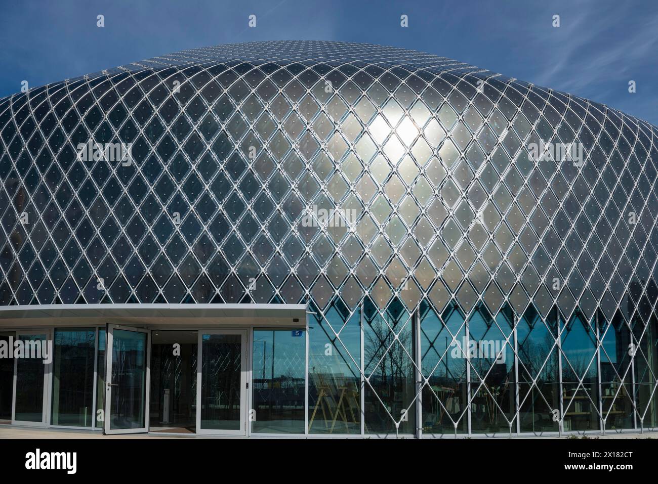 Novartis Pavilion, studio di architettura AMDL CIRCLE e architetto Michele De Lucchi, Novartis Campus, costruzione in legno, facciata con fotovoltaico Foto Stock