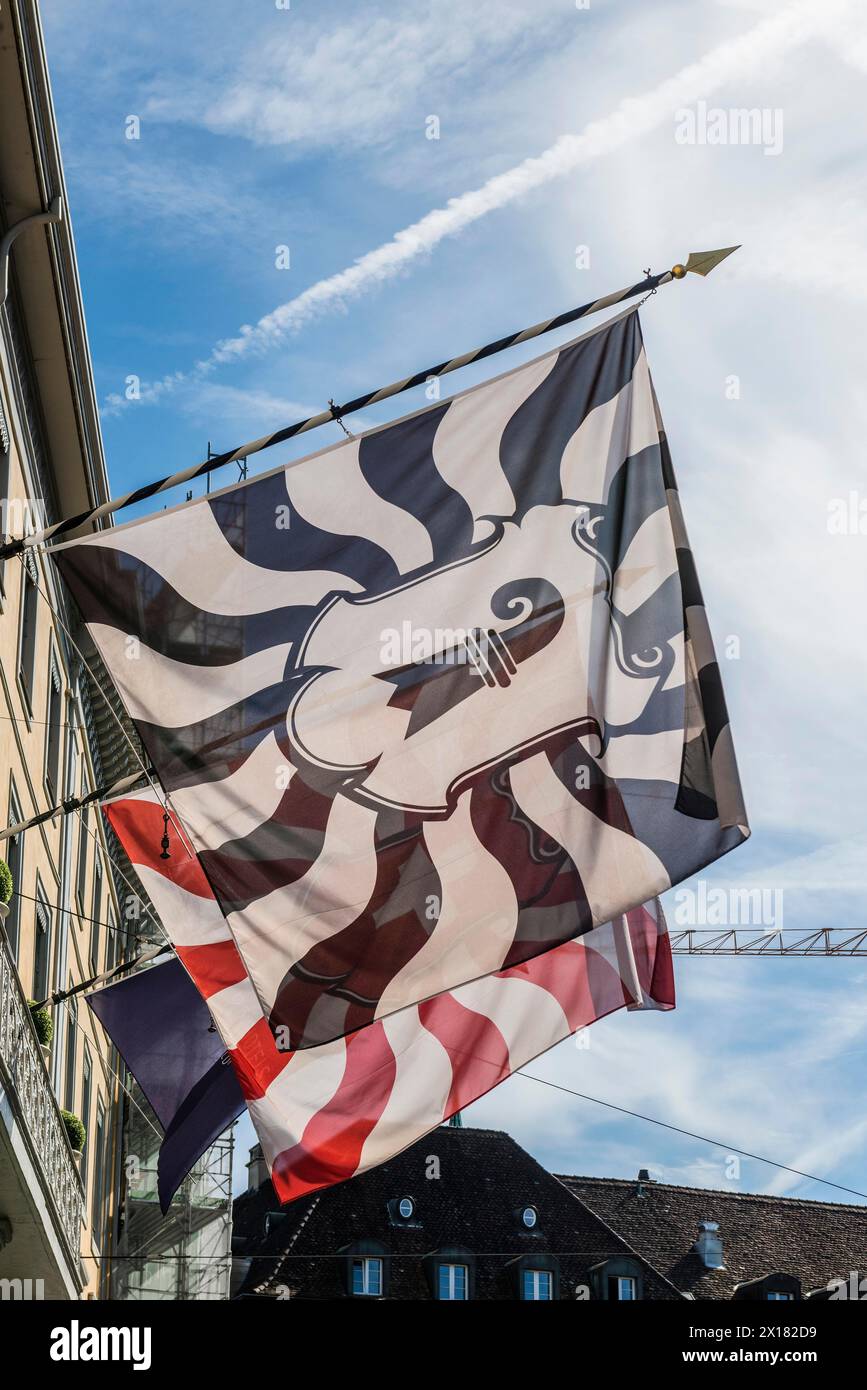 Bandiere con lo stemma di Basilea e Svizzera, Basilea, Cantone di Basilea città, Svizzera Foto Stock