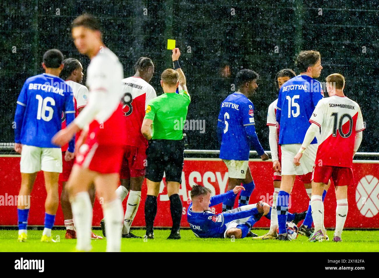 Utrecht, Paesi Bassi. 15 aprile 2024. UTRECHT, 15-04-2024, Sportcomplex Zoudenbalch, stagione 2023/2024, olandese Keuken Kampioen Divisie. Partita tra Jong Utrecht e Den Bosch. L'arbitro Nick Smit mostra il cartellino giallo al giocatore di Jong Utrecht Gibson Yah Credit: Pro Shots/Alamy Live News Foto Stock