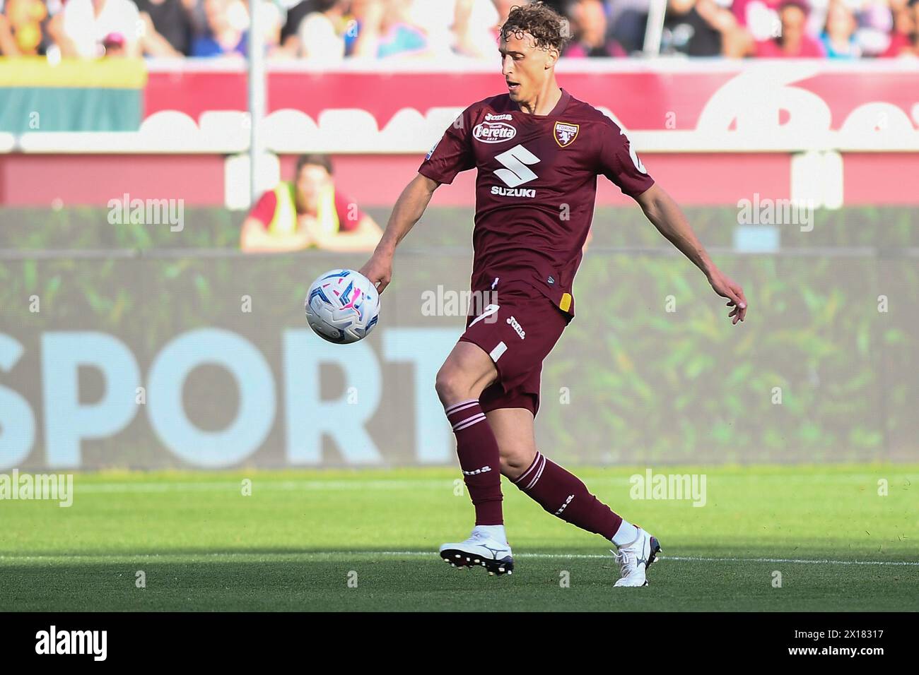 Mergim Vojvoda del Torino FC controlla il pallone durante la partita di serie A tra Torino FC e Juventus allo Stadio Olimpico grande Torino in Foto Stock