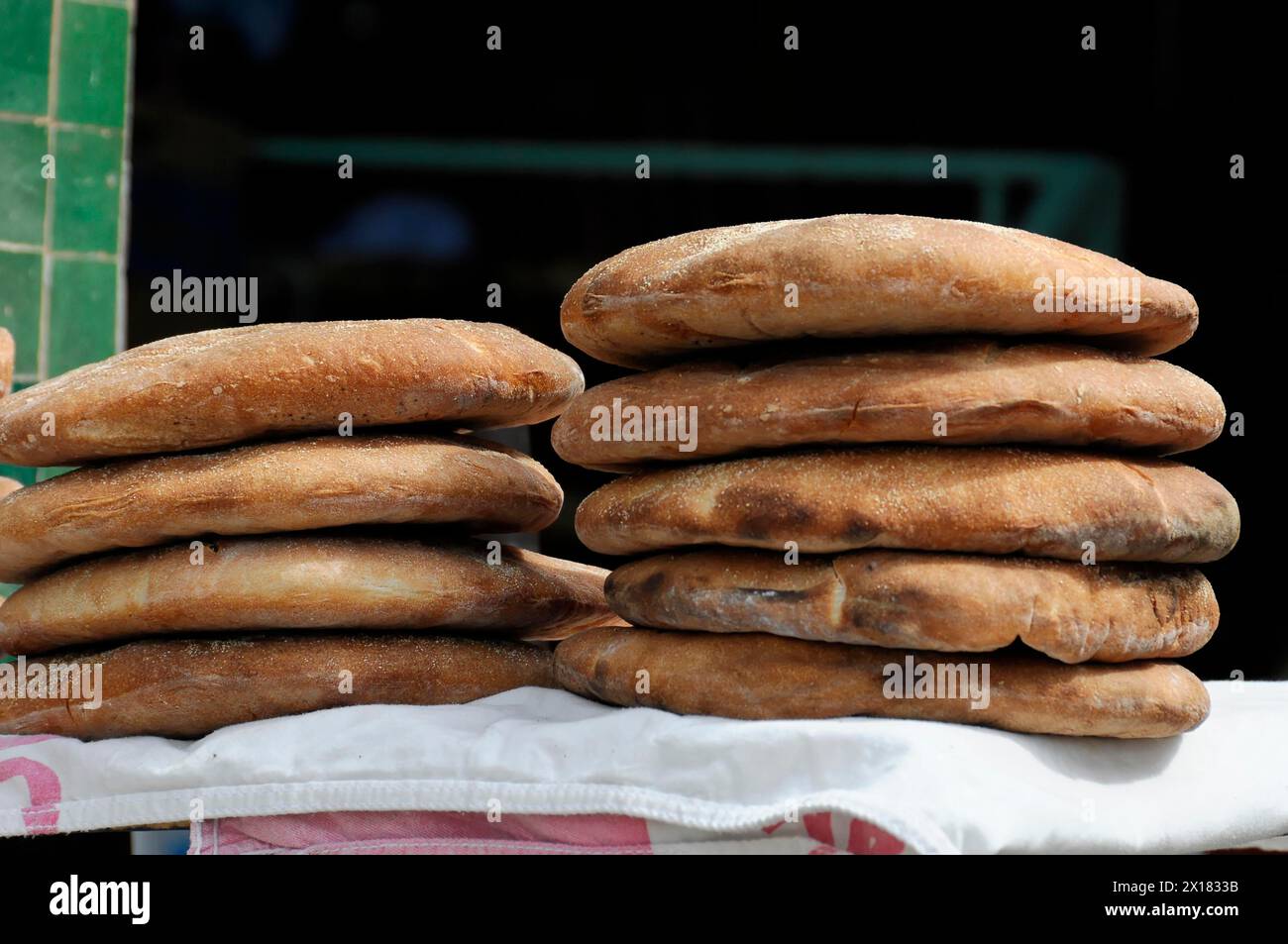 Moulay Idris, vari tipi di pane con croste croccanti sono impilati con cura, Marocco settentrionale, Marocco Foto Stock