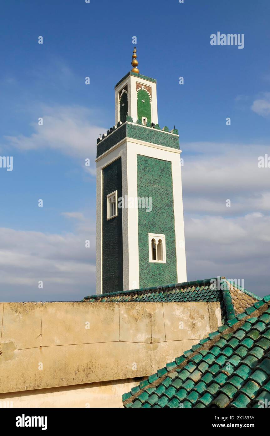 Minareto della Medersa Bou Inania, Medina, sito patrimonio dell'umanità dell'UNESCO, Meknes, Minareto sorge nel cielo blu con tegole verdi nel Foto Stock