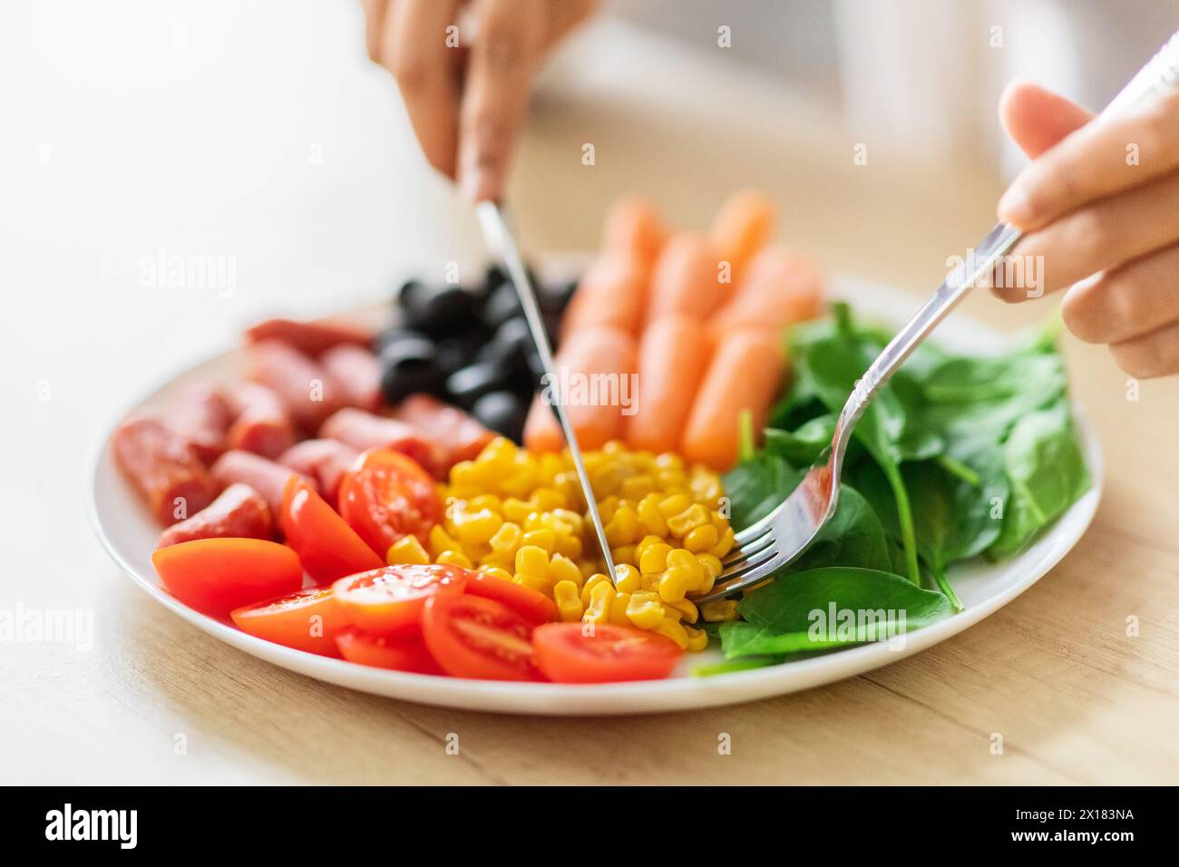 Servire a mano un pasto dietetico bilanciato sul piatto Foto Stock