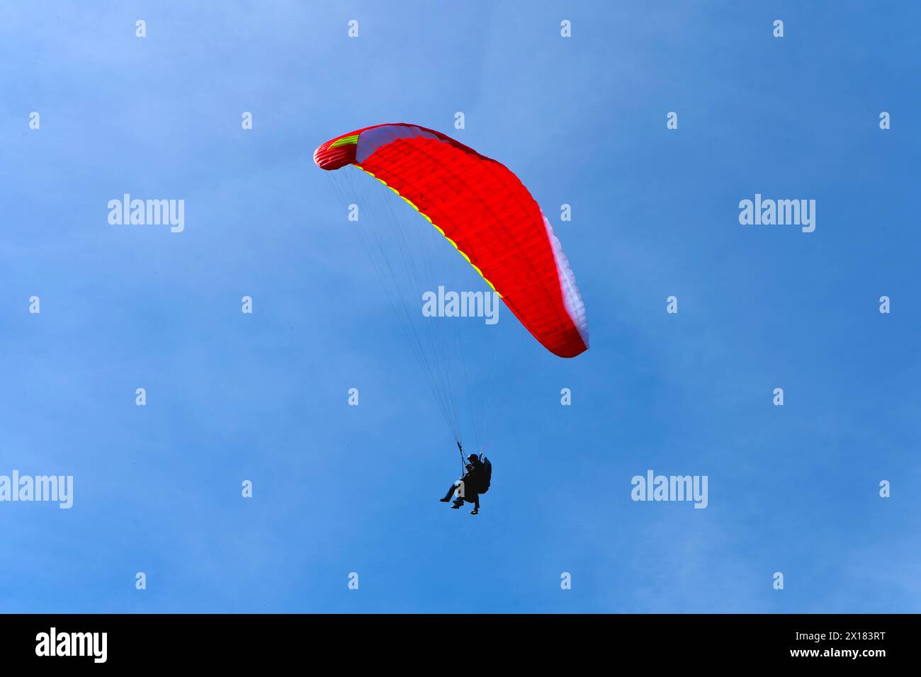 Parapendio tandem in discesa, Interlaken Svizzera Foto Stock