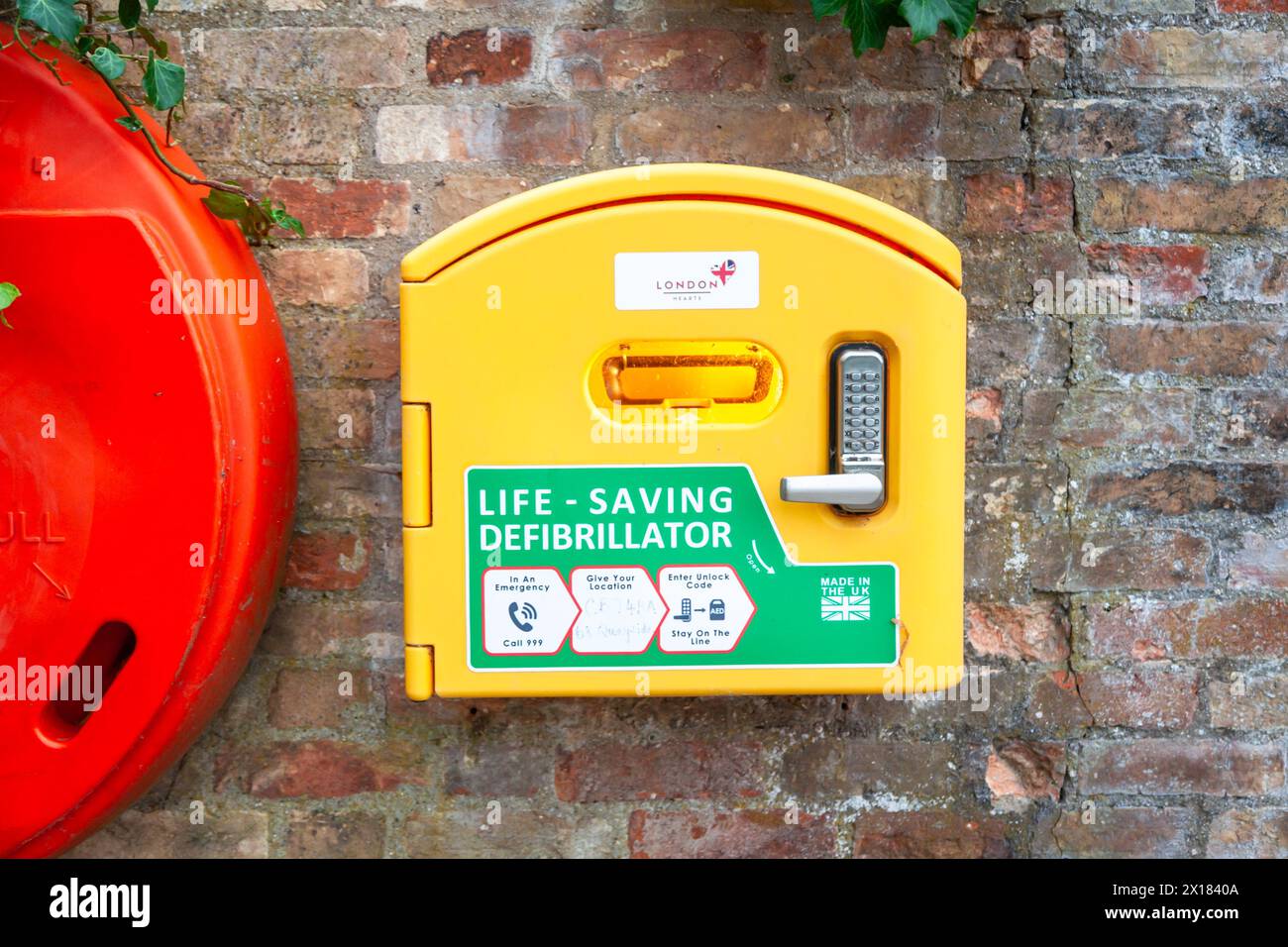 Defibrillatore salvavita montato a parete, Regno Unito Foto Stock
