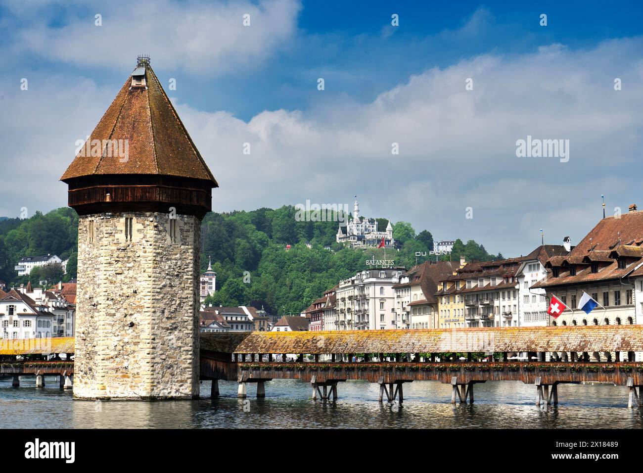 La Torre dell'acqua e il Ponte della Cappella sul fiume Reuss, Lucerna, Svizzera Foto Stock