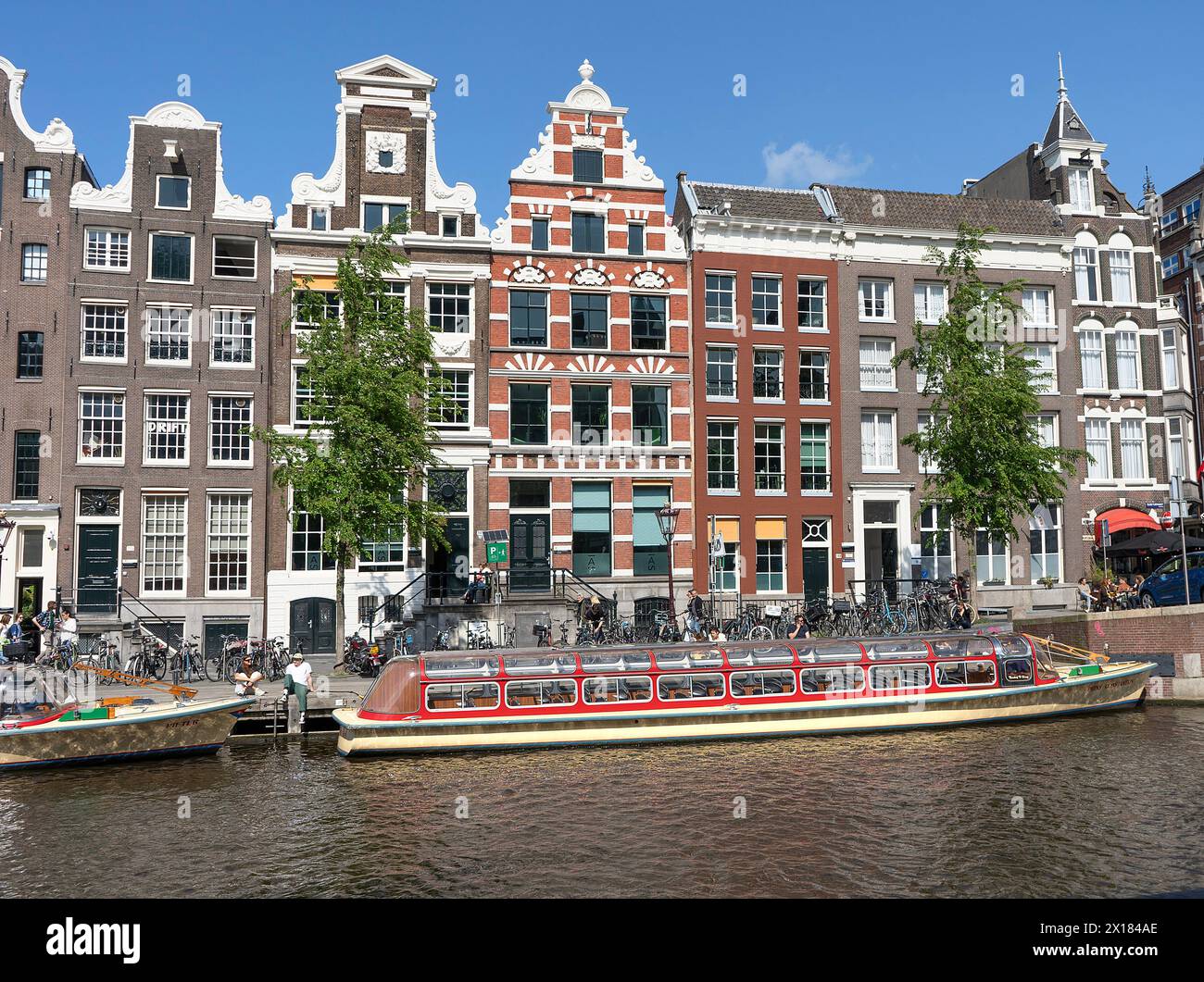 Una crociera turistica in barca a Rokin, Amsterdam, Paesi Bassi Foto Stock
