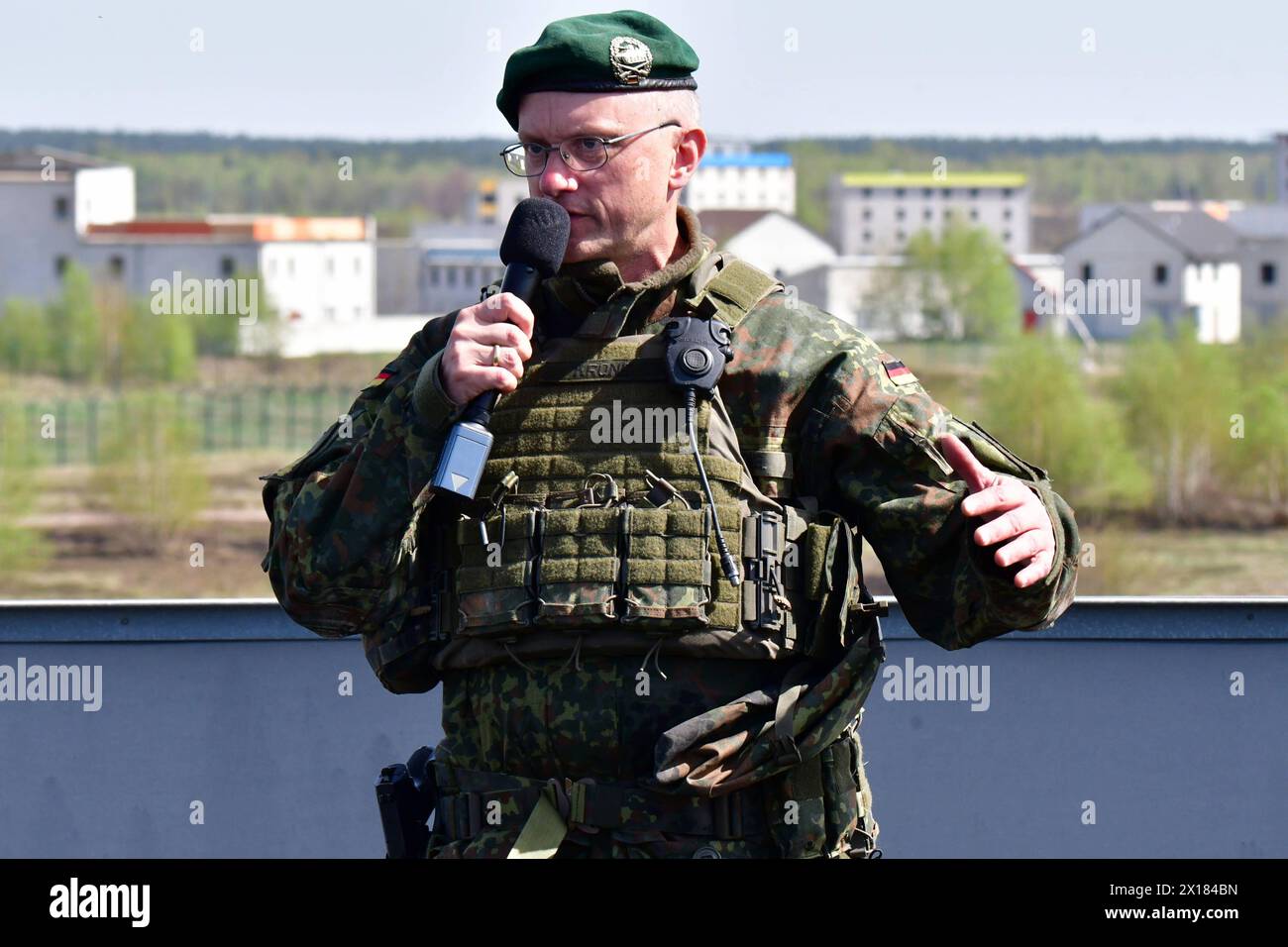 BrigadeGeneral Alexander Krone Kommandeur der Panzergrenadierbrigade 37 Freistaat Sachsen Das Bild zeigt BrigadeGeneral Alexander Krone, Kommandeur der Panzergrenadierbrigade 37 Freistaat Sachsen , während der Gefechtsübungszentrum Wettiner Schwert im Übung des Heeres in der Letzlinger Heide. Diese Übung gehört zur deutschen Übungsreihe Quadriga, welcher wiederum in die NATO-Übung Steadfast Defender eingebunden ist. Generale Krone ist als neuer Kommandeur der Kommando Spezial Kräfte, kurz KSK im Gespräch. Letzlingen Sachsen-Anhalt Germania *** generale di brigata Alexander Krone comandante di Panze Foto Stock