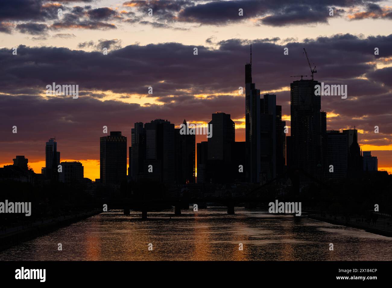 Le nuvole attraversano lo skyline della banca di Francoforte la sera dopo il tramonto, Francoforte sul meno, Assia, Germania Foto Stock