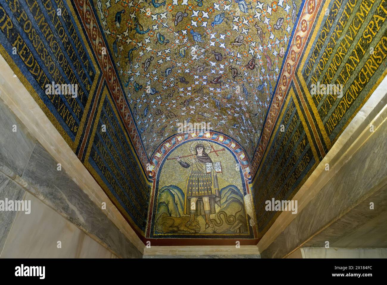 Cristo che cammina sul mosaico delle bestie nella Cappella di Sant'Andrea o nella Cappella Arcivescovile (Cappella Arcivescovile). Ravenna, Italia Foto Stock