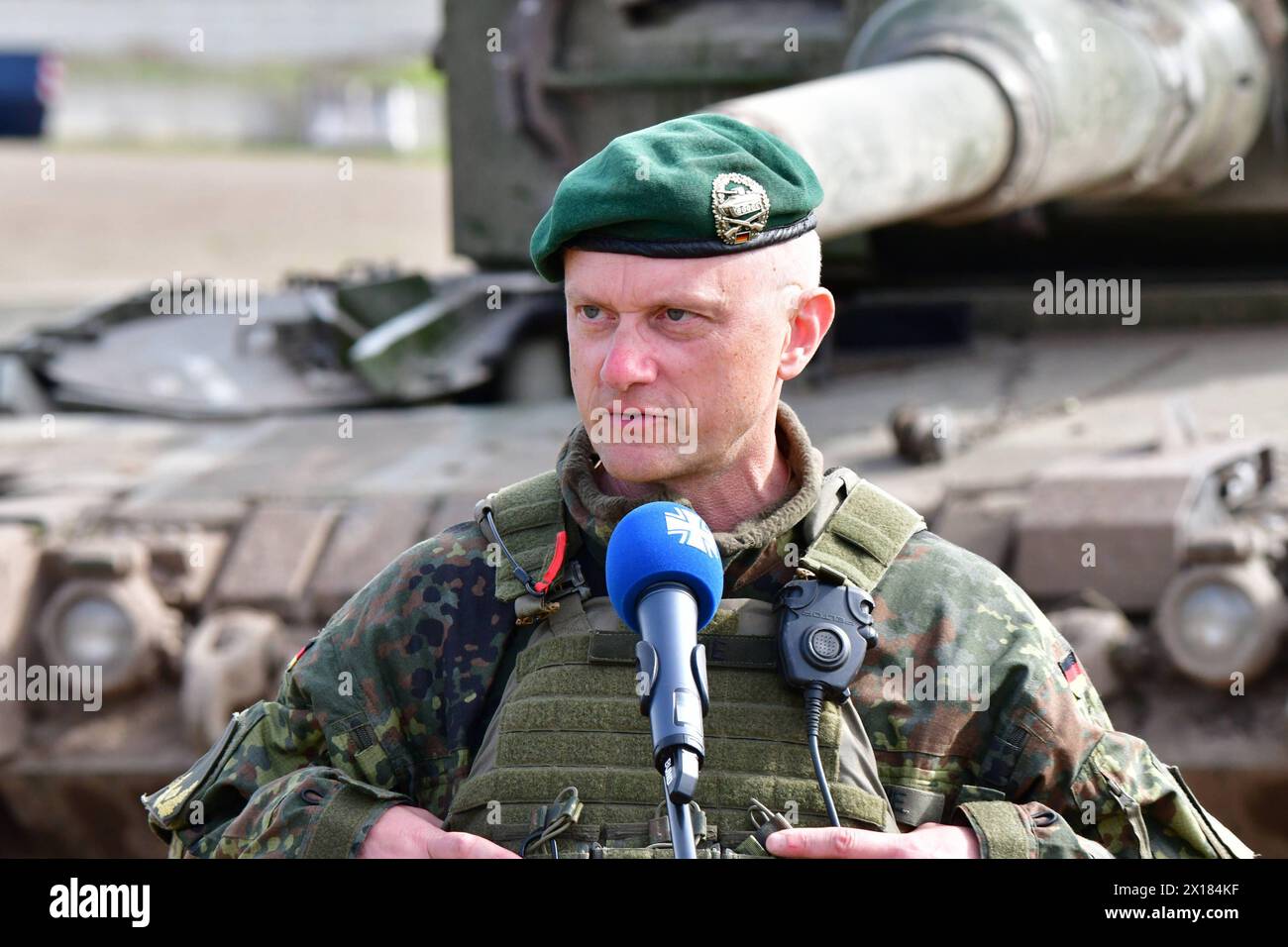 BrigadeGeneral Alexander Krone Kommandeur der Panzergrenadierbrigade 37 Freistaat Sachsen Das Bild zeigt BrigadeGeneral Alexander Krone, Kommandeur der Panzergrenadierbrigade 37 Freistaat Sachsen , während der Gefechtsübungszentrum Wettiner Schwert im Übung des Heeres in der Letzlinger Heide. Diese Übung gehört zur deutschen Übungsreihe Quadriga, welcher wiederum in die NATO-Übung Steadfast Defender eingebunden ist. Generale Krone ist als neuer Kommandeur der Kommando Spezial Kräfte, kurz KSK im Gespräch. Letzlingen Sachsen-Anhalt Germania *** generale di brigata Alexander Krone comandante di Panze Foto Stock