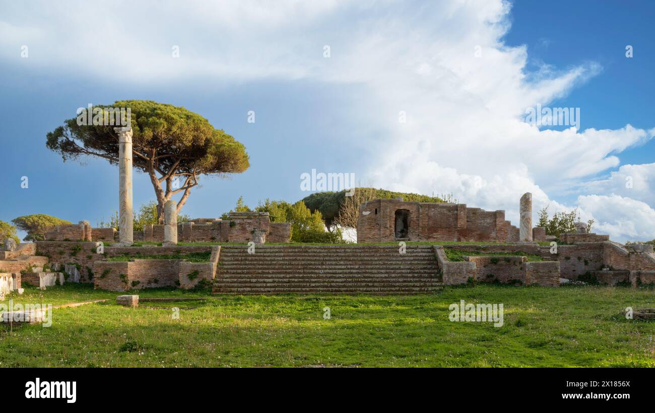 Tempio rotondo (Tempio Rotondo) a Ostia Antica. Rovine dell'antica città romana e del porto. Roma, Lazio, Italia Foto Stock