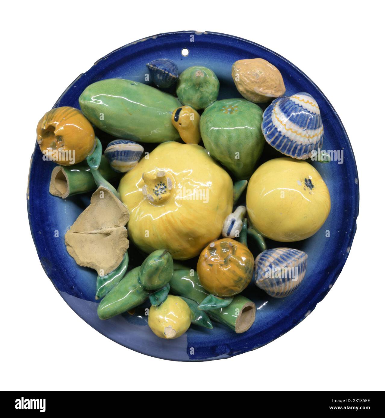 Un piatto di maiolica faenza con frutta circa 1550-70 Foto Stock